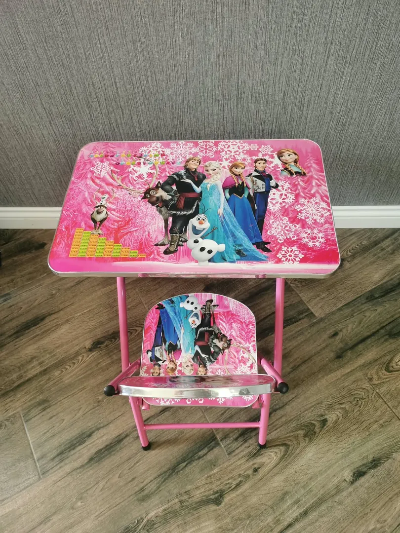 Table and chair — photo 1