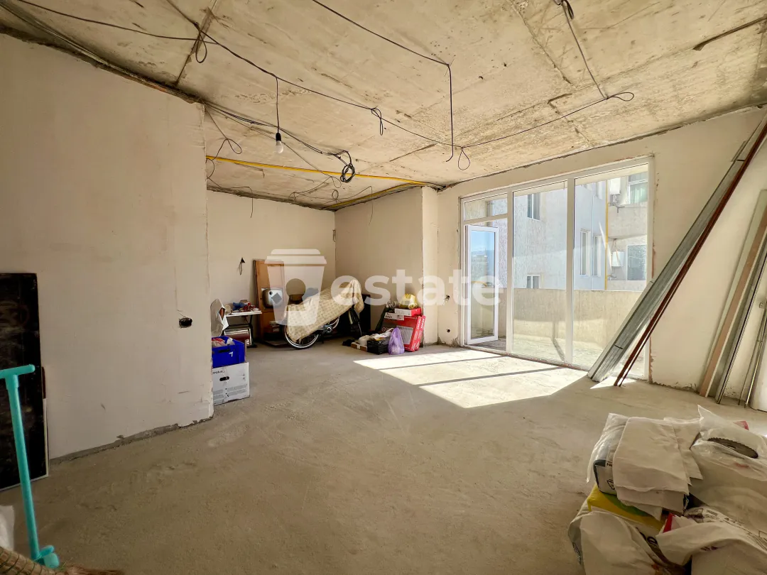 White frame for sale on New Boulevard — photo 6