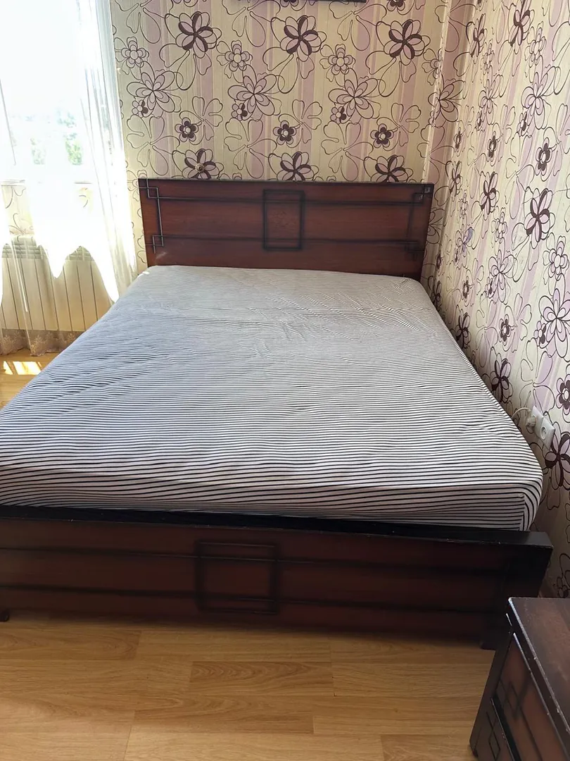 Bedroom set with bed and nightstands — photo 2