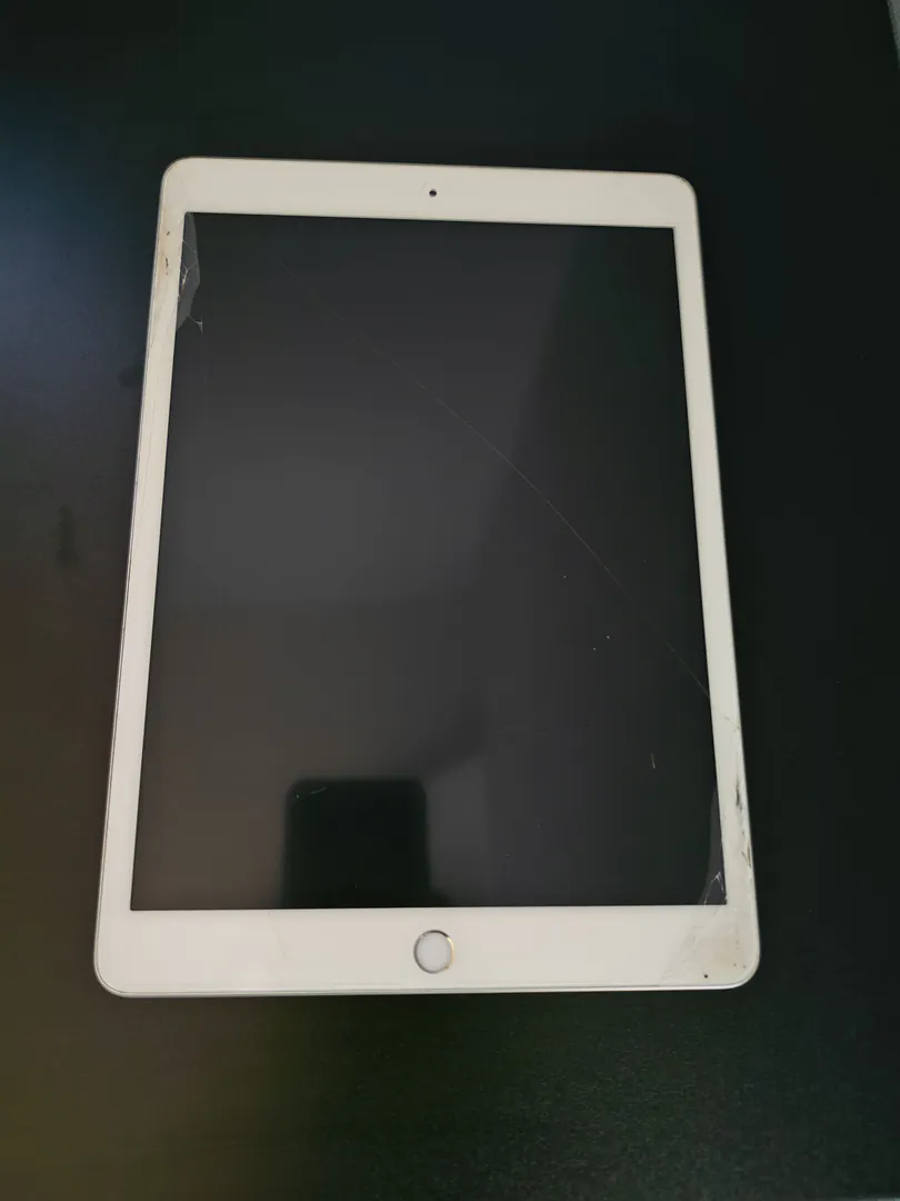 iPad 8 Gen - used, ok condition — photo 3