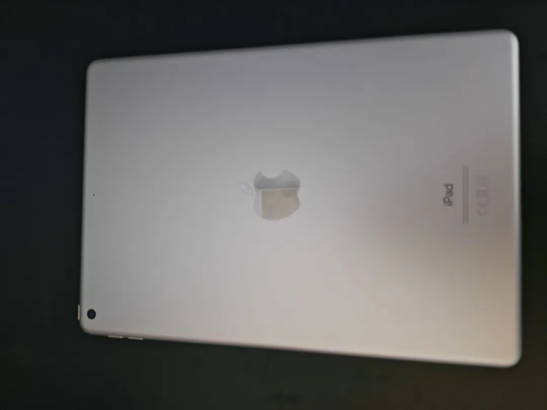 iPad 8 Gen - used, ok condition — photo 2