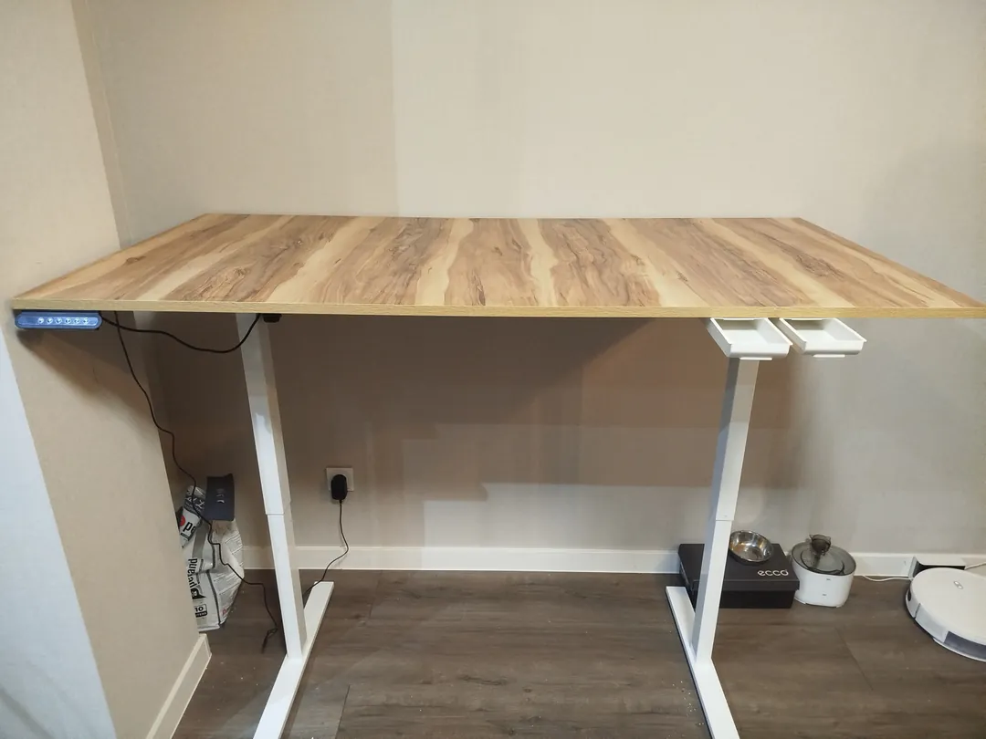 Height-adjustable desk — photo 2