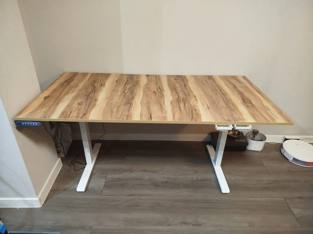Height-adjustable desk — photo 1