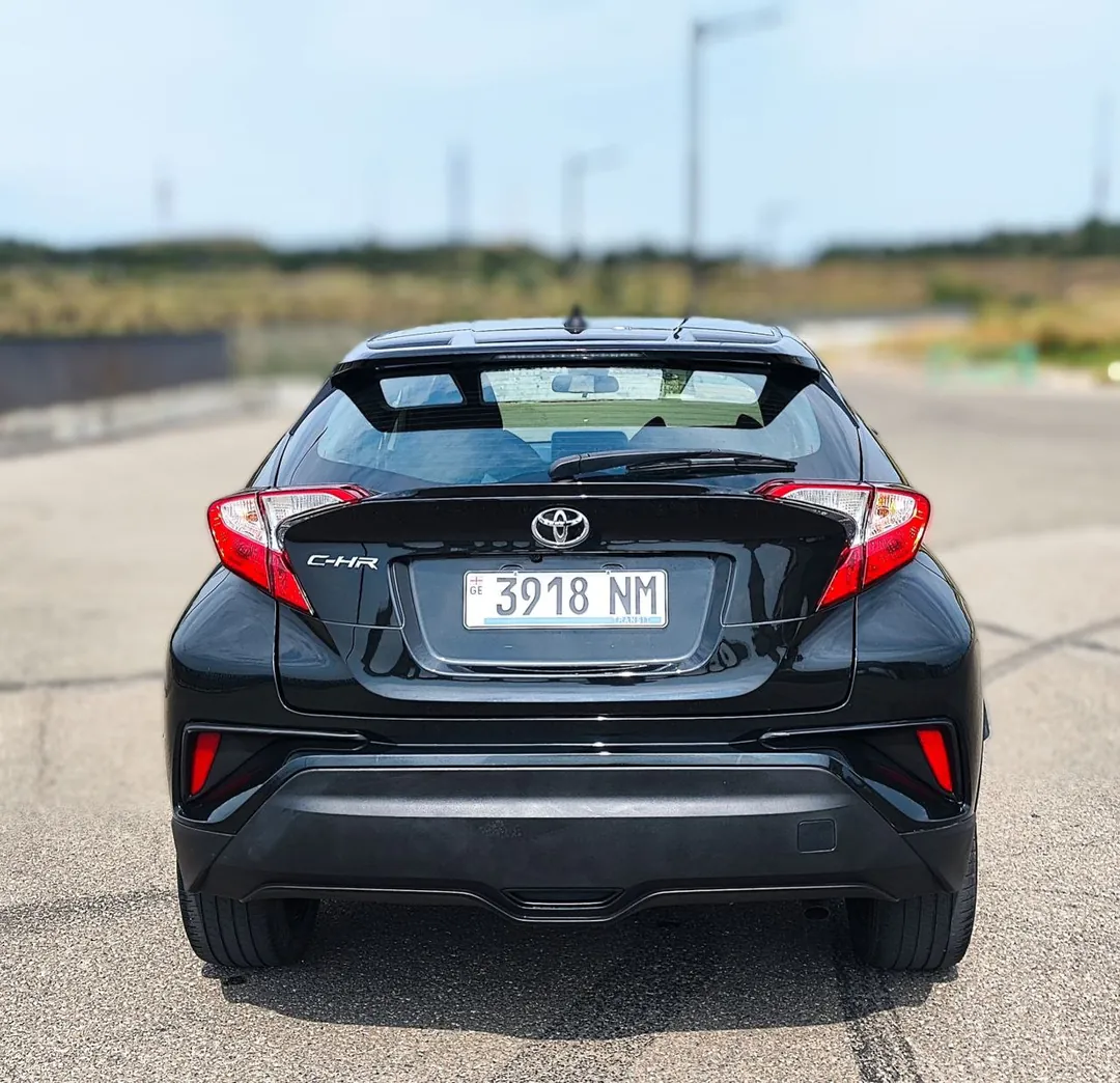 Toyota C-HR XLE 2022 — photo 2