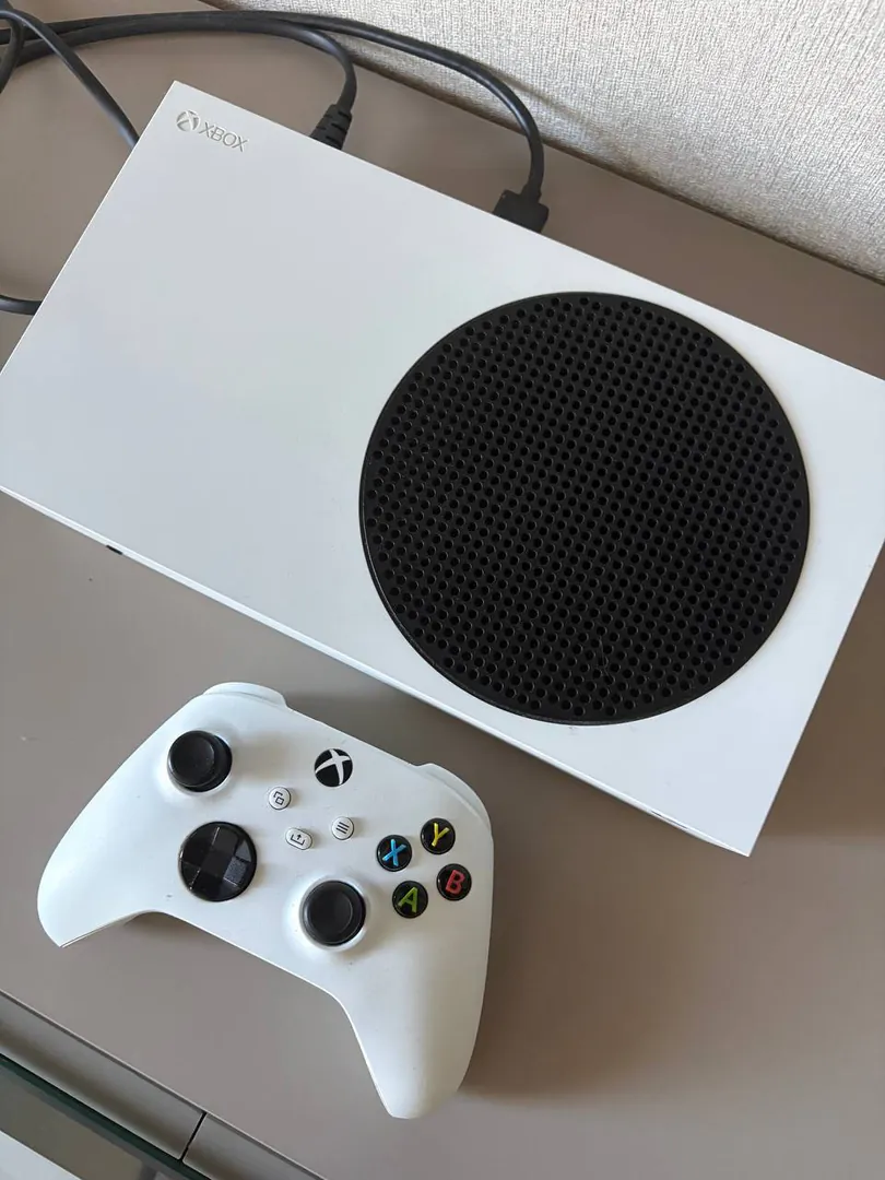 Xbox Series S с геймпадом — фото 1