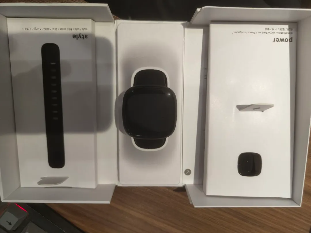 Smartwatch Fitbit Versa 3 — photo 1