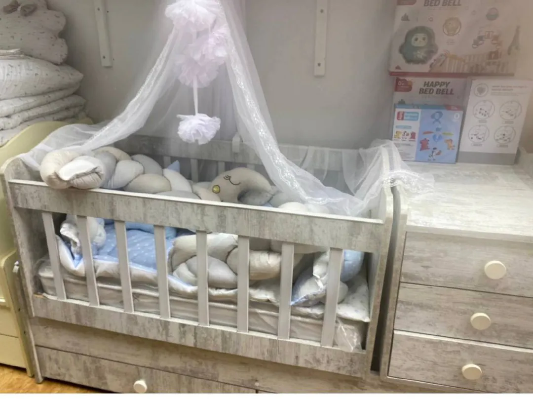Baby crib with mattress and pillows — photo 1