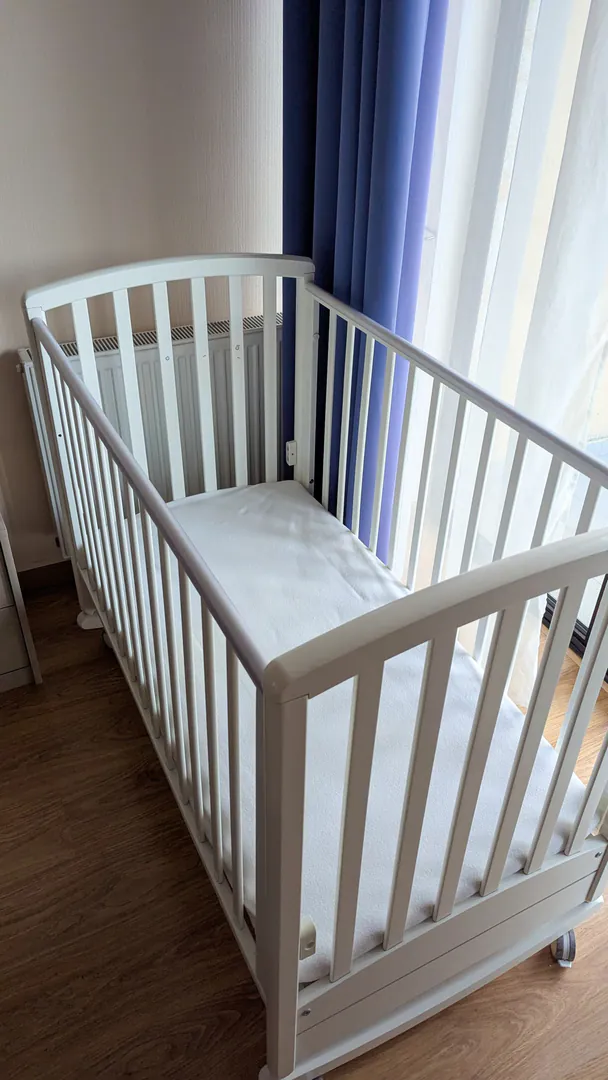 Baby crib with accessory set — photo 7