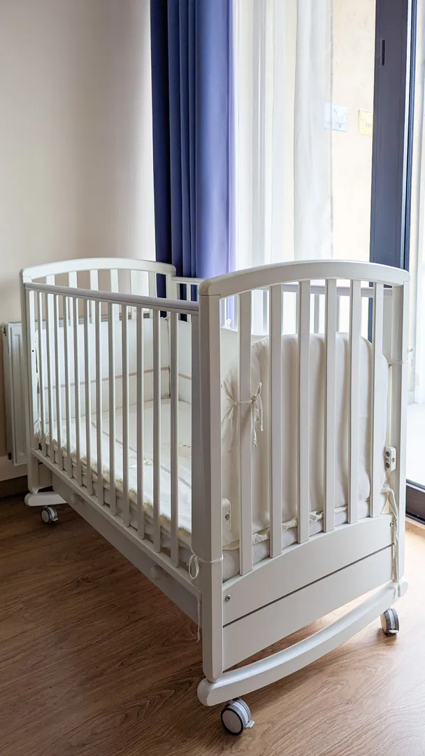 Baby crib with accessory set — photo 10