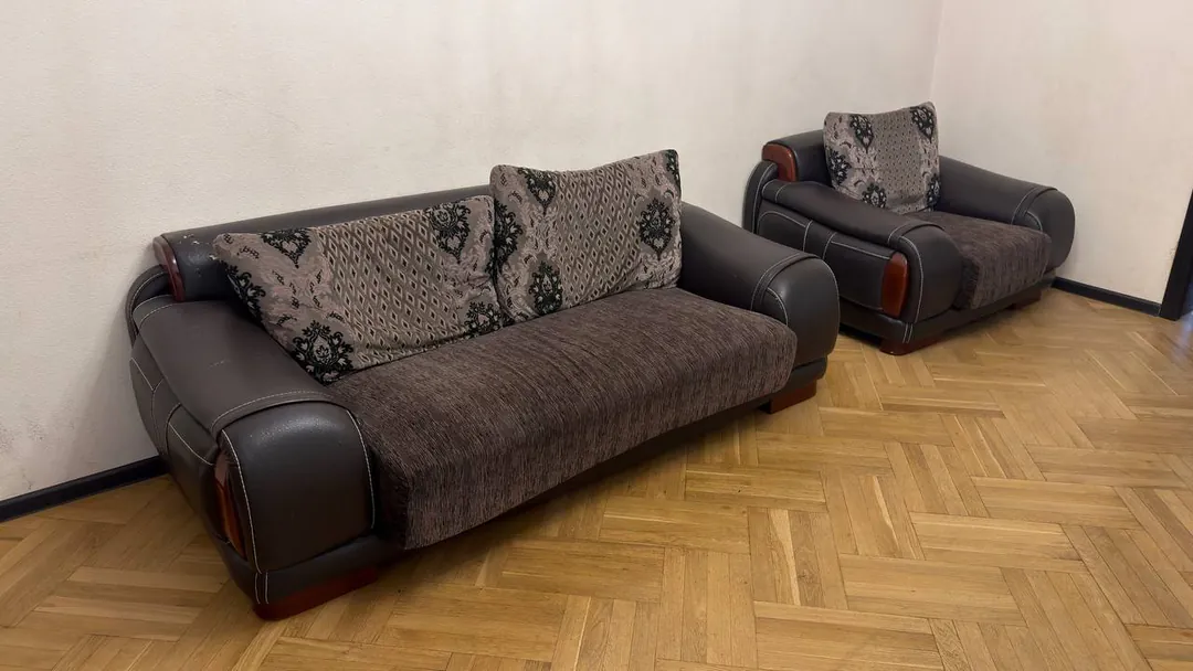Sofa and two armchairs — photo 1