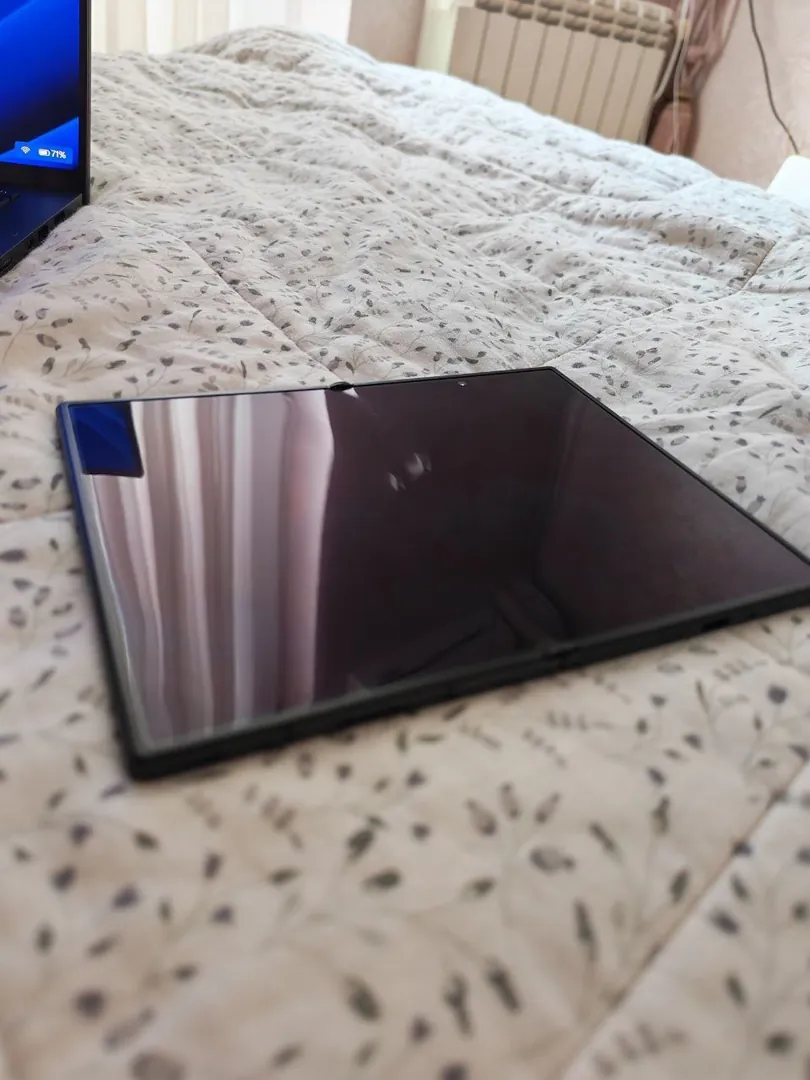 Samsung Galaxy Fold 8 — ფოტო 1