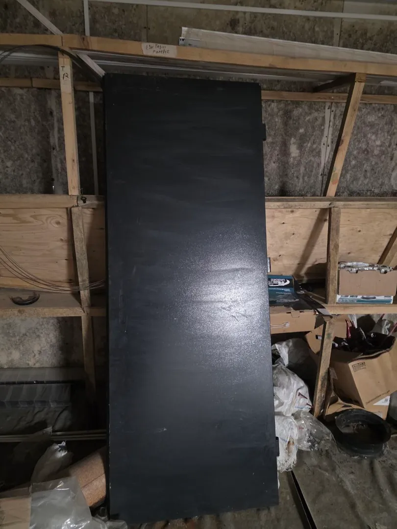 Iron door — photo 1