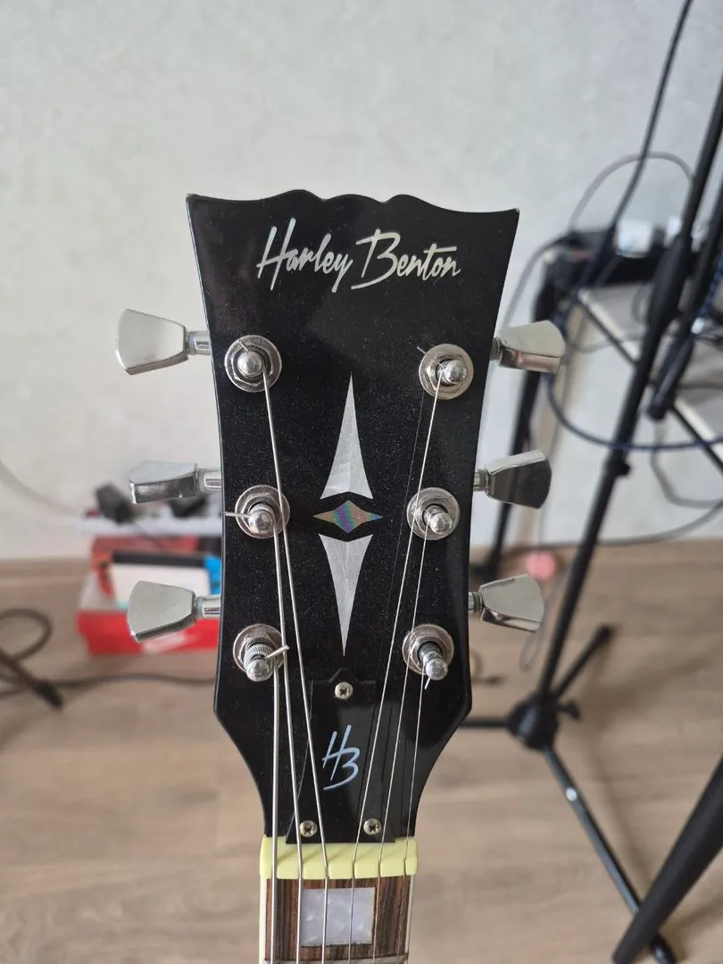 Harley Benton electric guitar — photo 1
