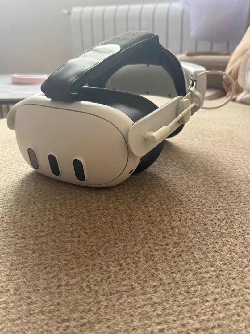 Meta Quest 3 128GB VR Headset — photo 1