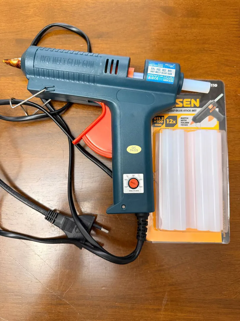 Glue gun with consumables — photo 1