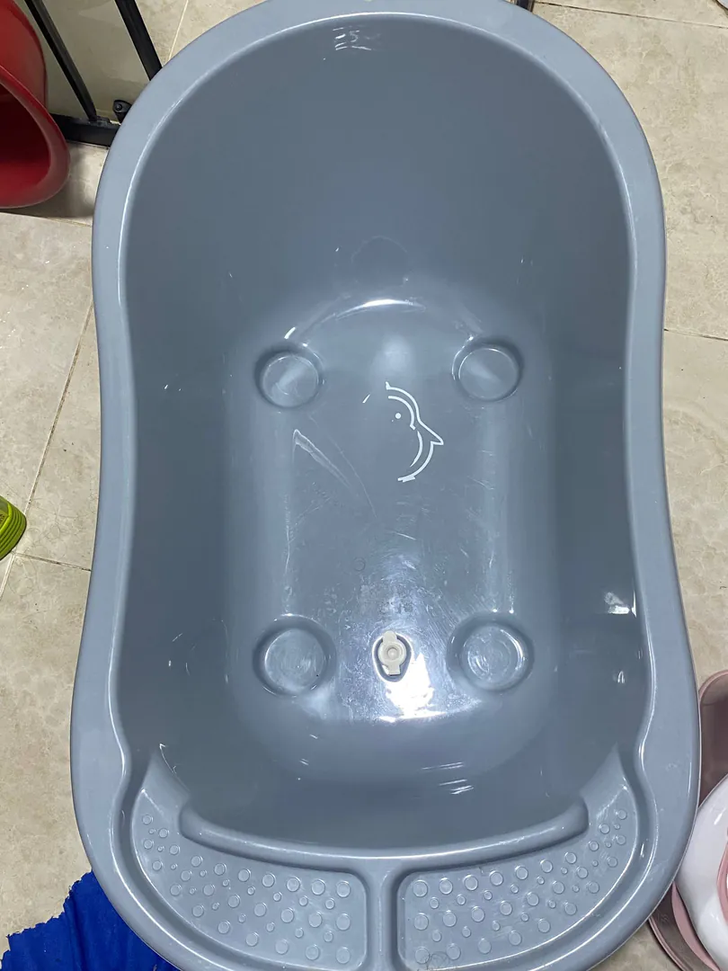 Basin with drain — photo 1
