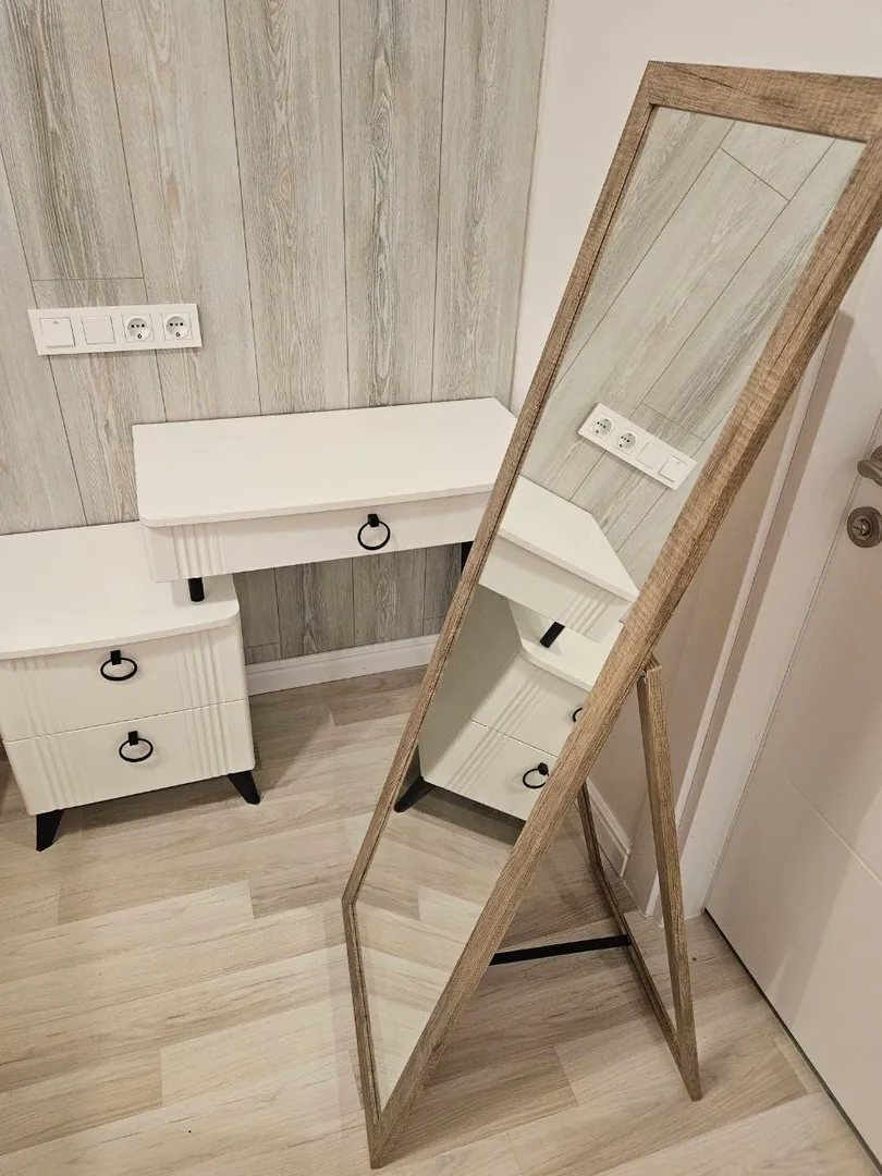 Floor mirror — photo 1