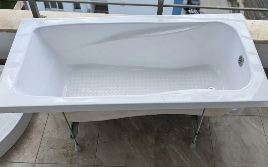 Acrylic bathtub with panels — photo 1