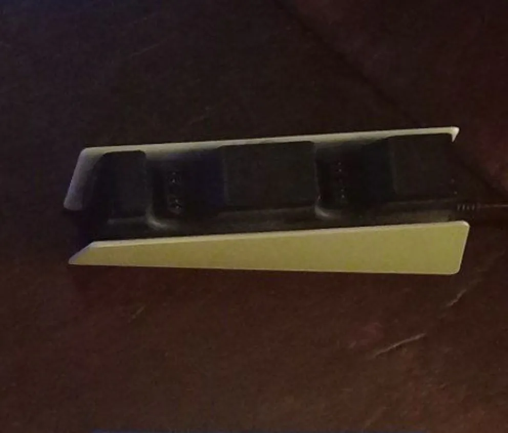 Charging device for DualSense — photo 1