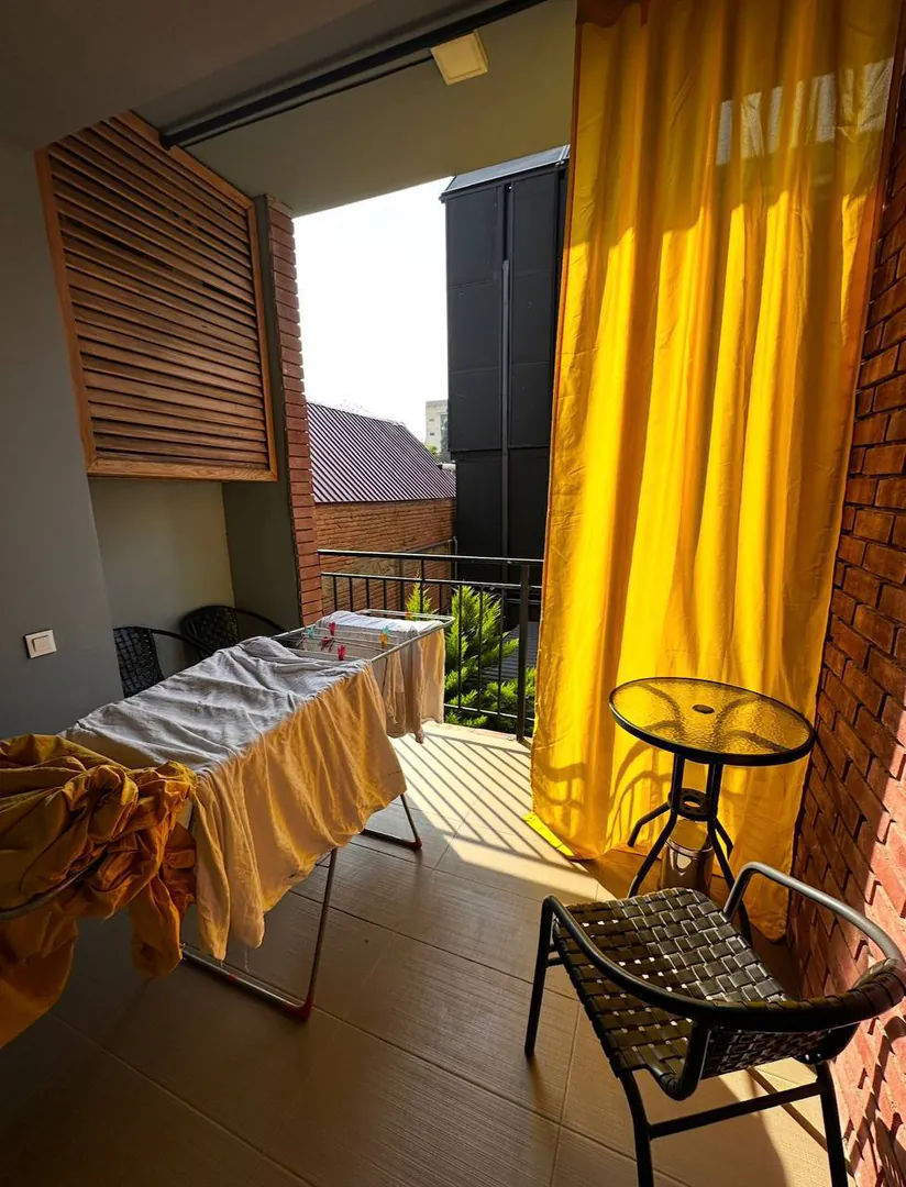 for comfort on the balcony, at home. rod / suction cup mount which extends up to 310cm. its size 210cm-310cm + two yellow curtains size 132cm width, 3m height. it is very strong, withstands any winds. giving away everything for 80 lari — photo 1