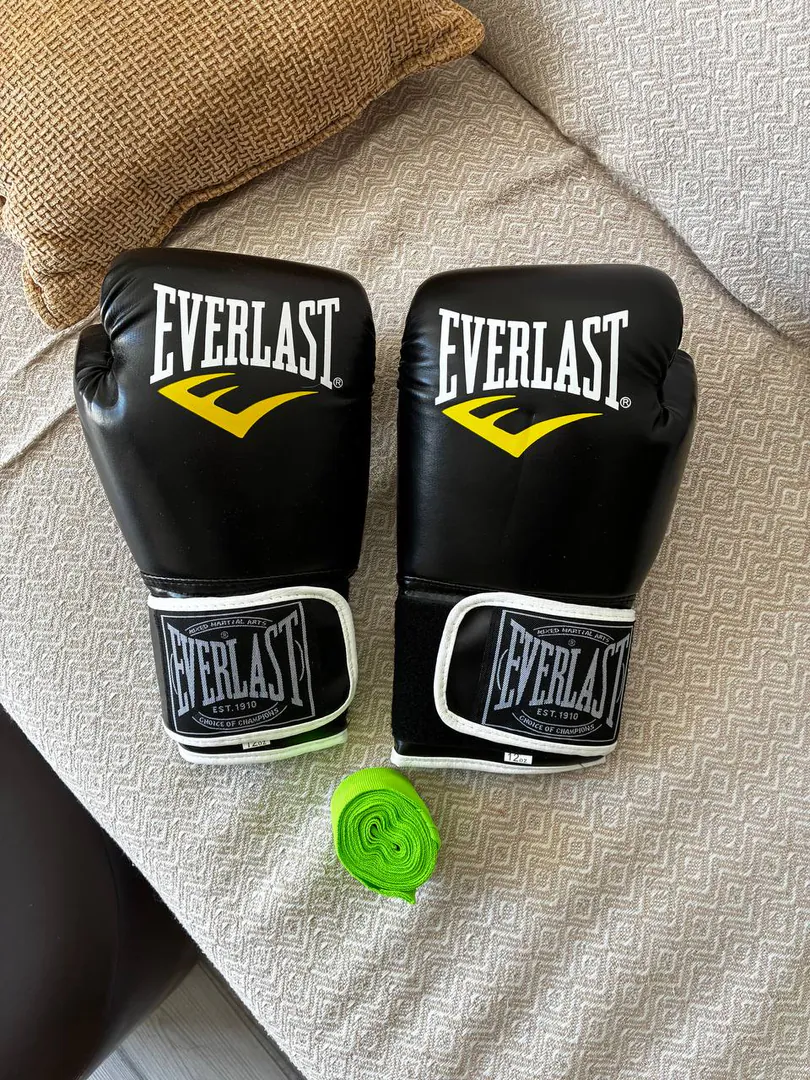 Boxing gloves and bandages — photo 1