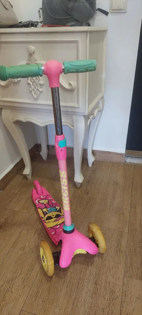 Children's scooter with glowing wheels — photo 2