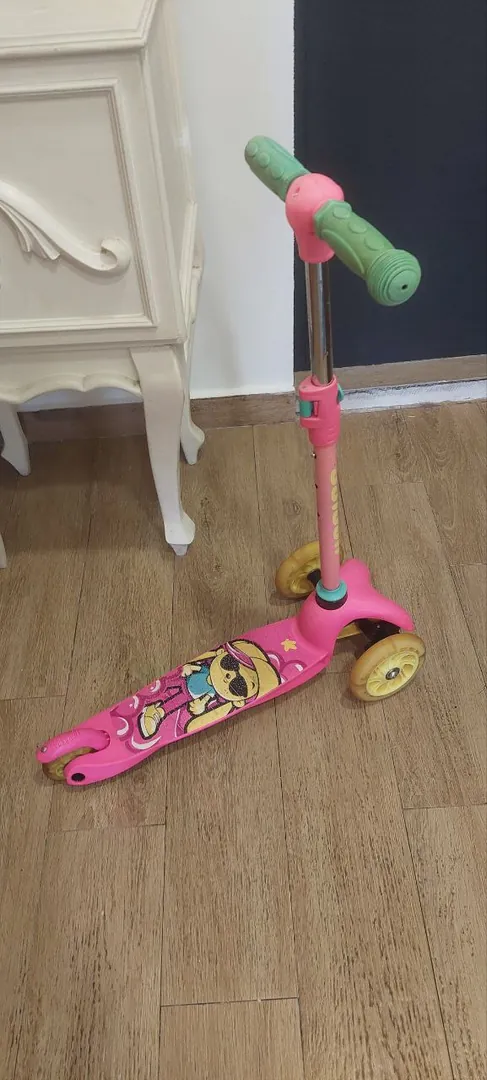 Children's scooter with glowing wheels — photo 3