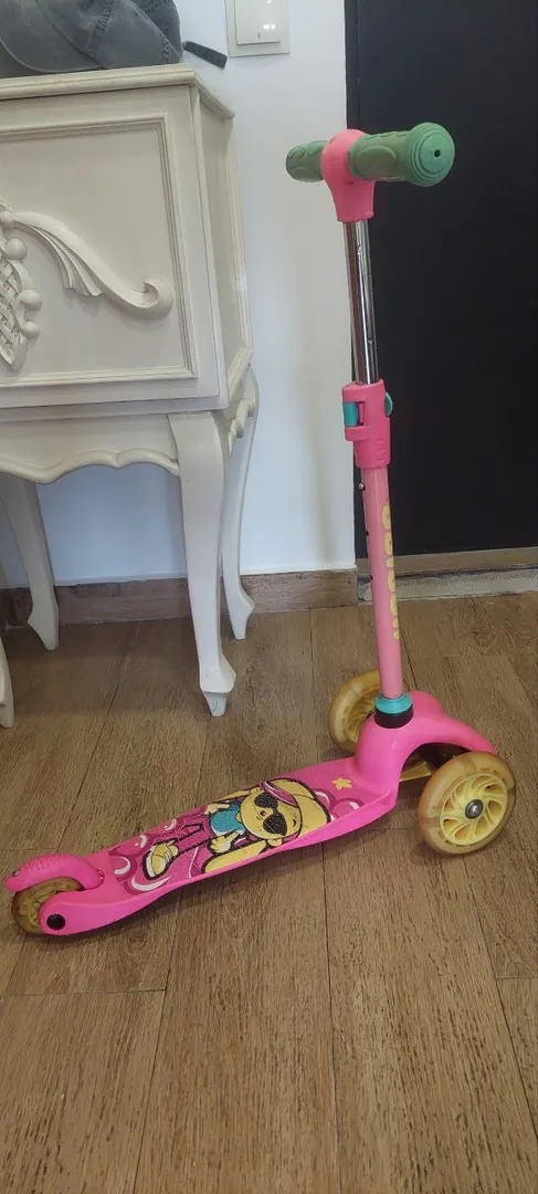 Children's scooter with glowing wheels — photo 4