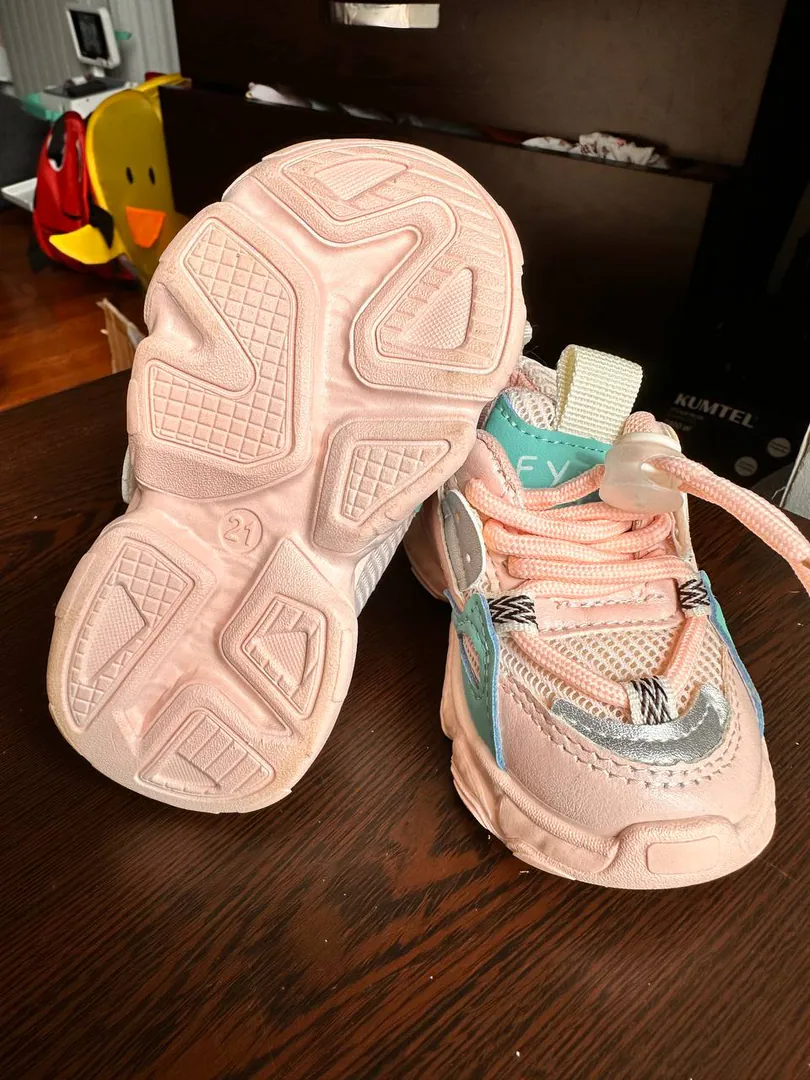 Children's sneakers — photo 1