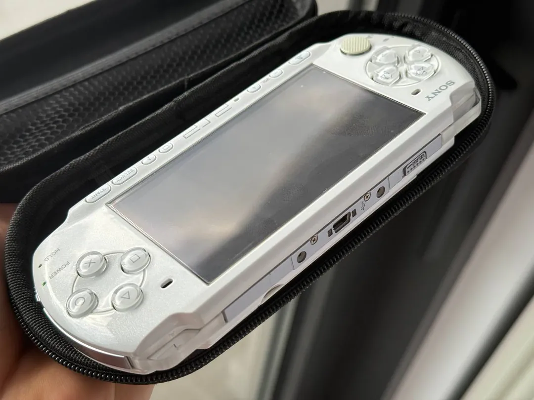 PSP 3000 with 64GB memory card — photo 2