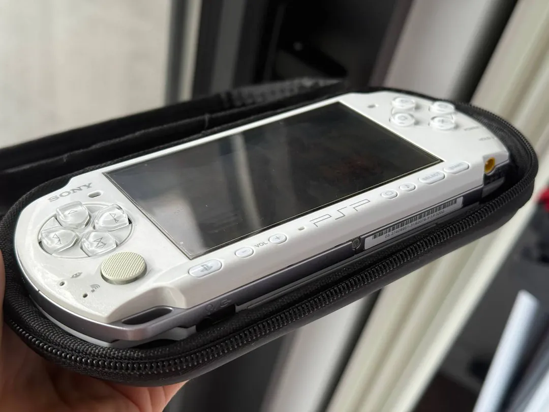 PSP 3000 with 64GB memory card — photo 3
