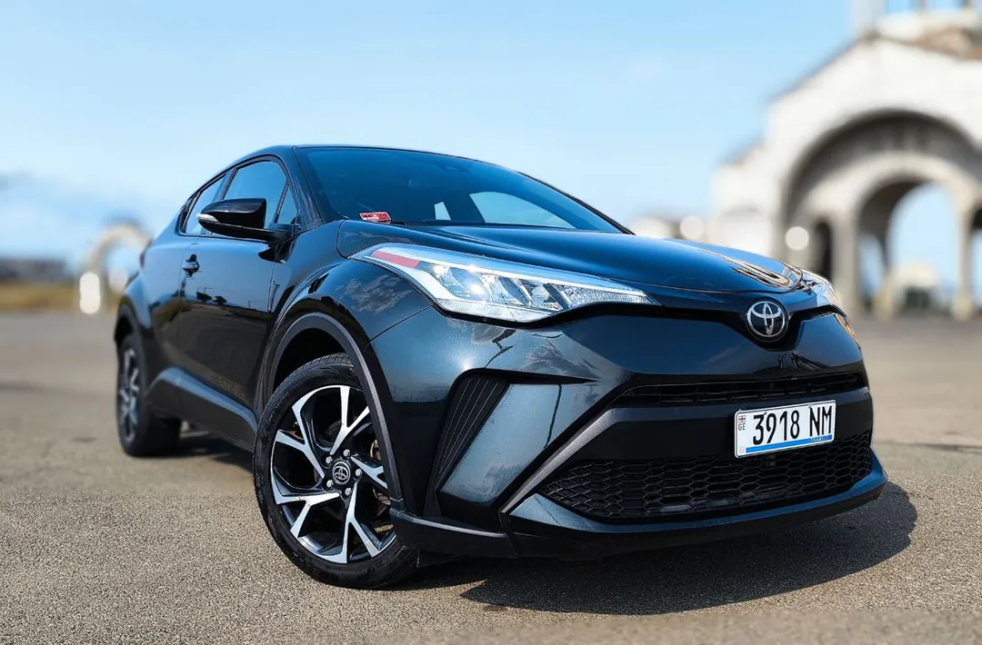 Toyota C-HR XLE 2022 — фото 1