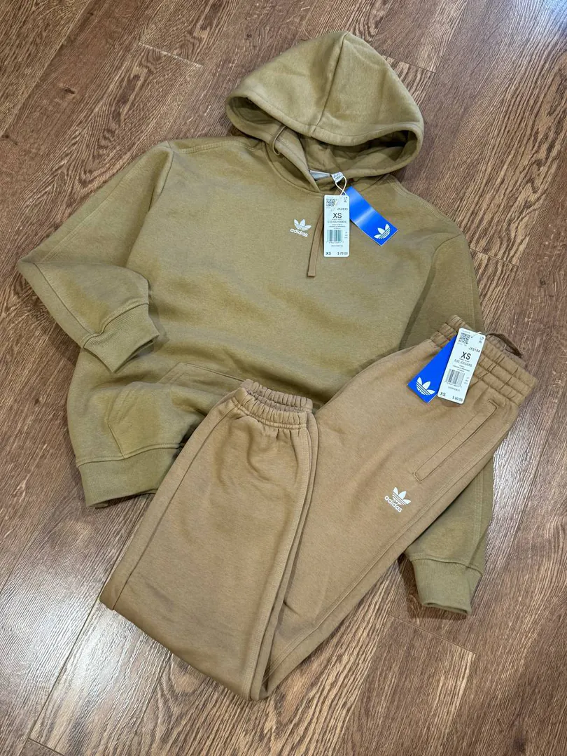 Adidas ქალის კოსტყუმი — ფოტო 1