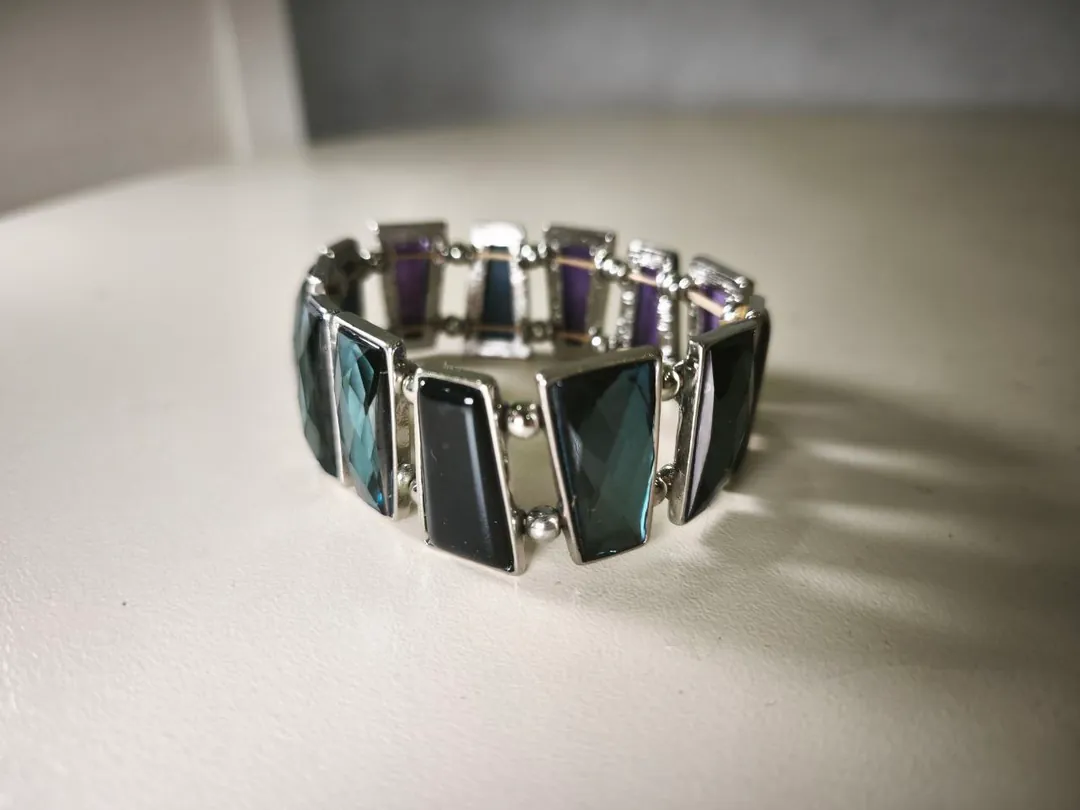 Bracelet with green glass — photo 1