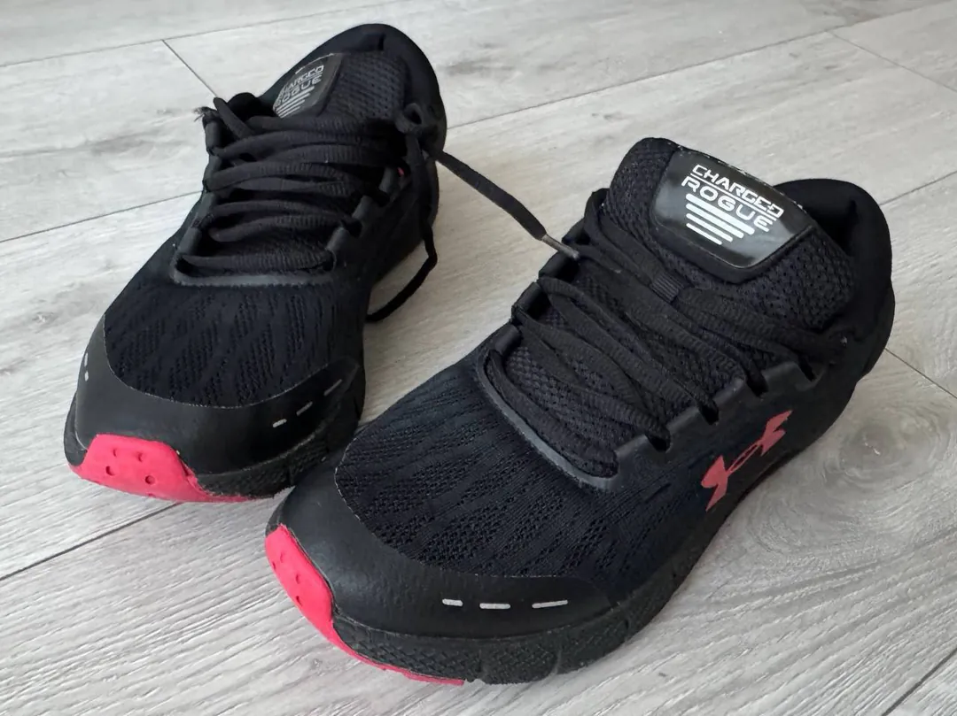 Under Armour სნეიკერები — ფოტო 1