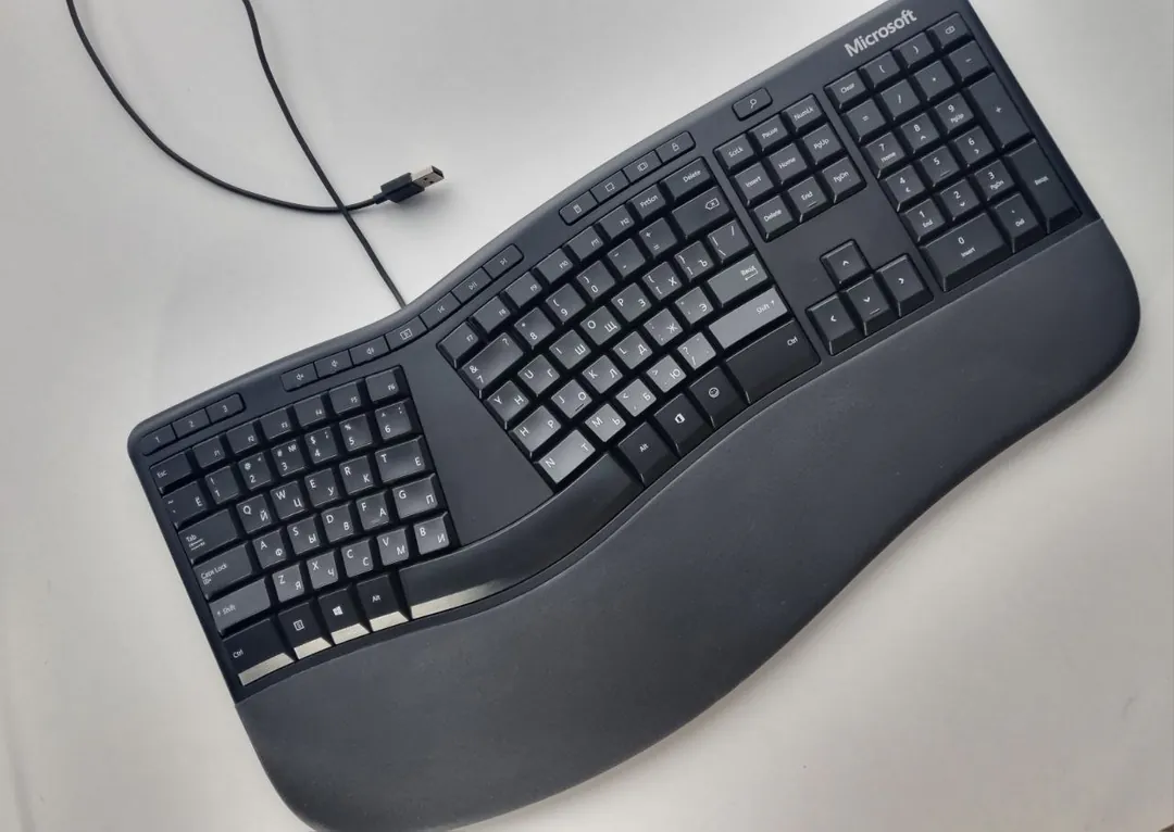 Microsoft USB Keyboard with Wrist Rest — photo 1