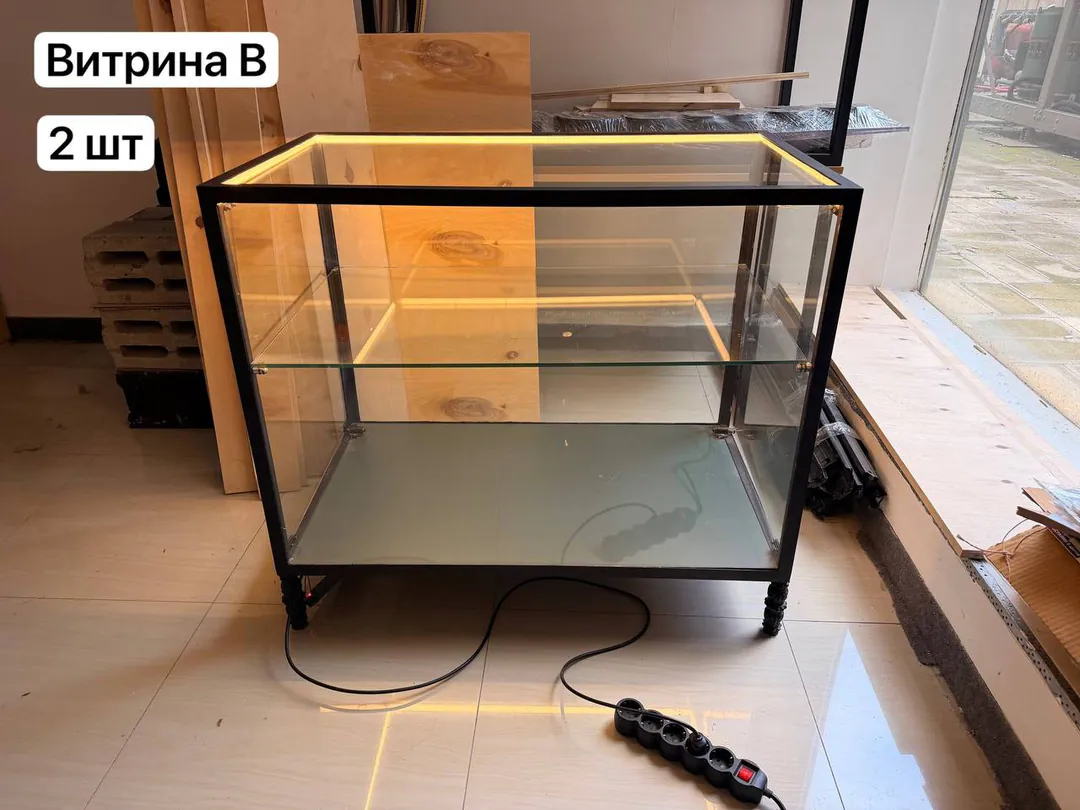 Витрина со встроенной подсветкой — фото 3
