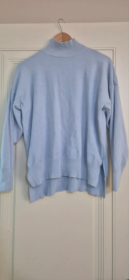 Light blue sweater with collar L — photo 1