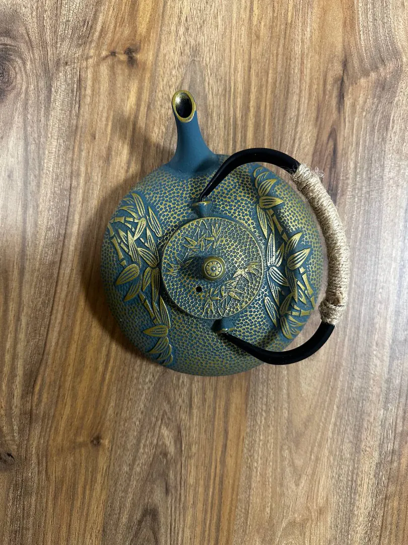 Cast iron teapot for tea ceremonies 650 ml — photo 1