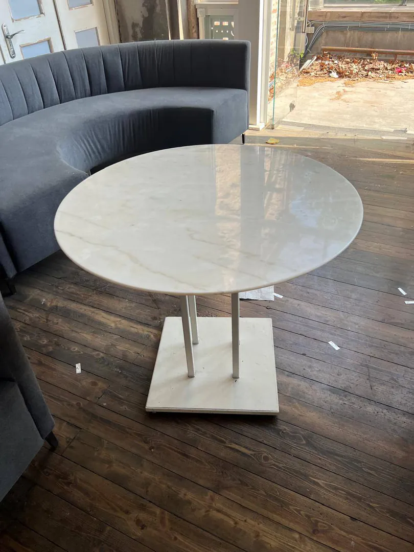 Round stone tables — photo 2