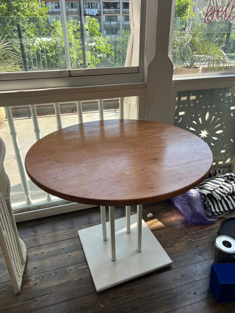 Round wooden table — photo 1