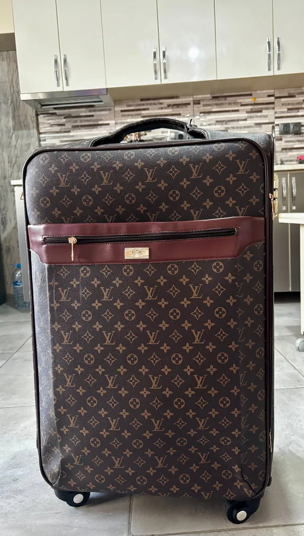 Wheeled suitcase — photo 1