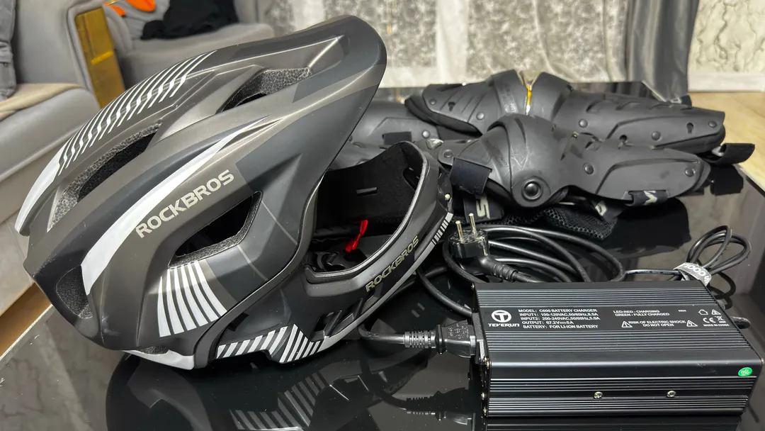 Rockbros Helmet and Scoyco Protection — photo 2