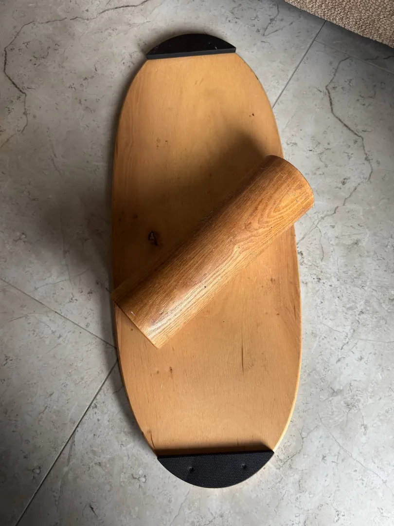 Wooden balance board — photo 1