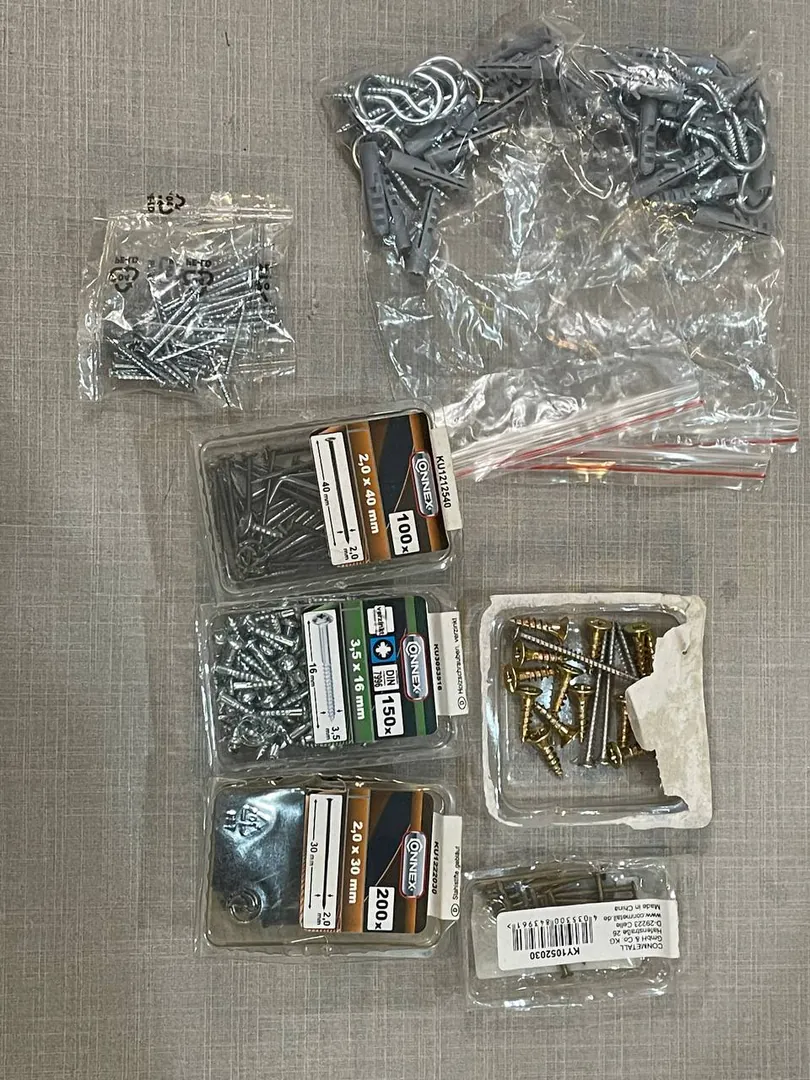 Set of screws, wall plugs and nails — photo 1