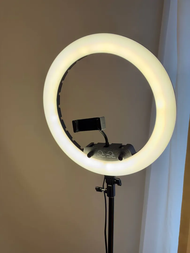 Tripod with ring light — photo 1