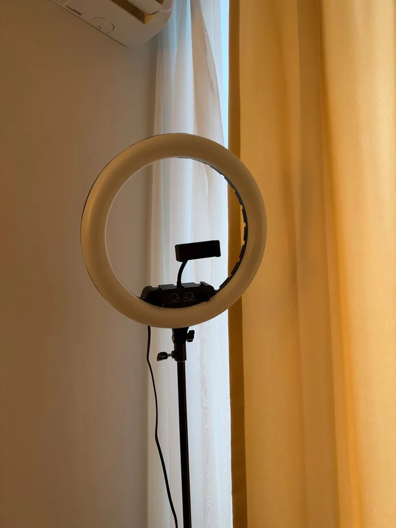 Tripod with ring light — photo 2