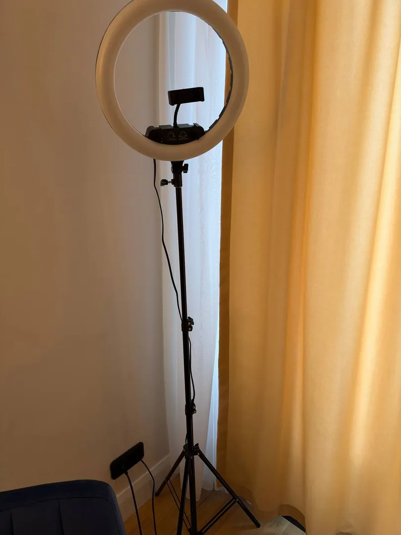 Tripod with ring light — photo 3