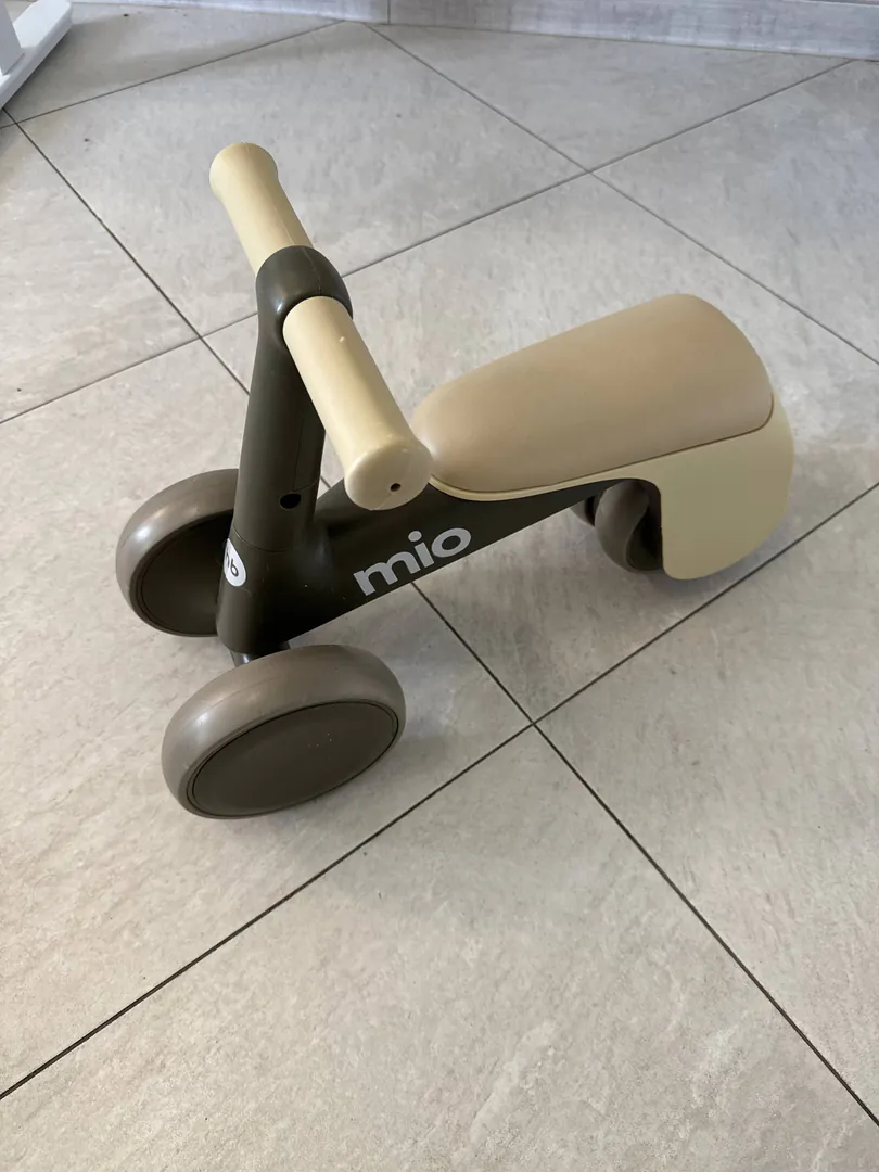 Children's balance bike — photo 1