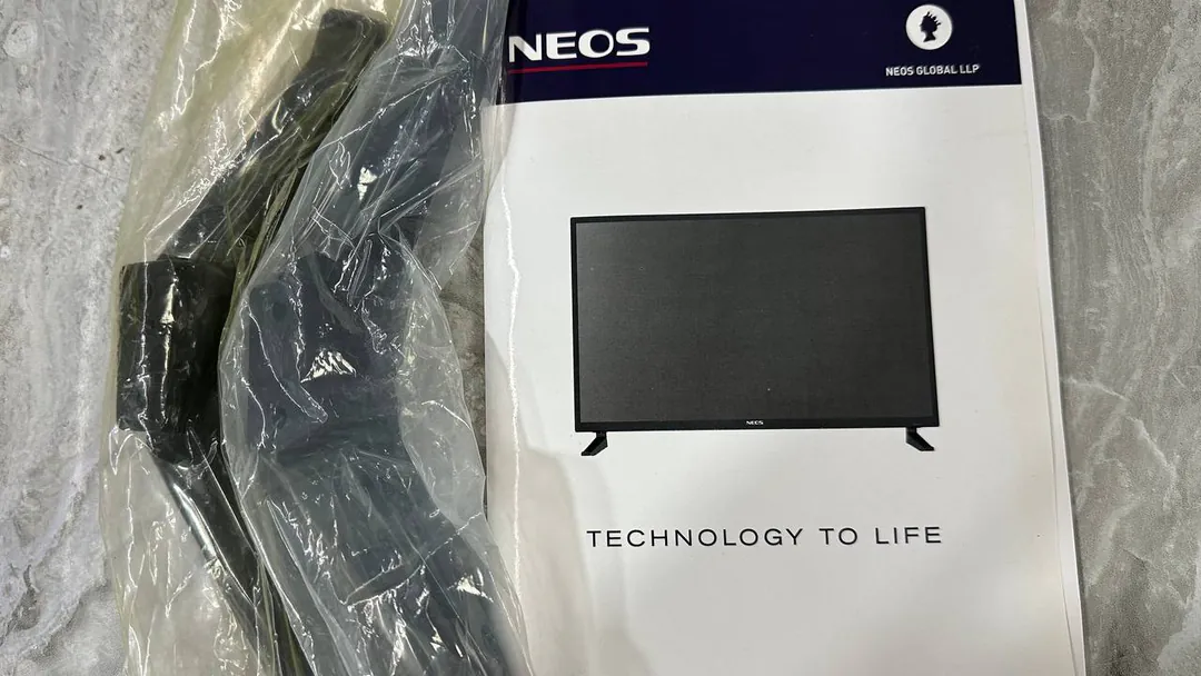 NEOS 40" Smart TV Television — photo 4